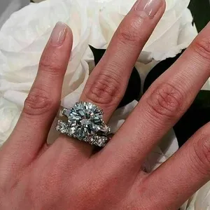 ชุดแหวนแต่งงานมอสซาไนต์ทรงคัต 4.20 กะรัต ตัวเรือนเงินแท้ชุบไวท์โกลด์ 14k ชุบโรเดียม ประดับเพชรแบบหนามเตย รุ่นทิชยา - Product Image 1