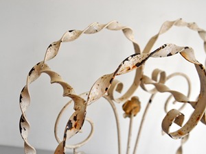 Porte-parapluie vintage blanc avec motif floral, parfait pour les halls d'hôtel, les cafés et la décoration intérieure, vente en gros depuis l'Inde - Product Image 5