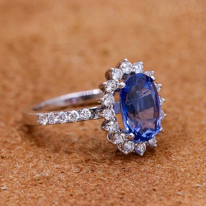 Anillo de Compromiso de Oro Blanco Sólido de 18K con Zafiro Azul Ovalado Natural y Halo de Diamantes, Joyas Memoria, Venta al Por Mayor - Product Image 2