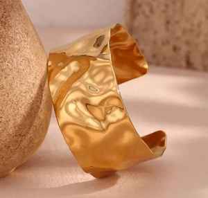 Brazalete grueso dorado martillado de acero inoxidable con diseño de mariposa para mujer, elegante brazalete abierto dorado - Product Image 4