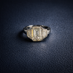 Anillo de Tres Piedras con Diamante Cultivado en Laboratorio con Corte Esmeralda, Oro Sólido de 14 Quilates, Clásico para Mujer, Certificado por IGI - Product Image 1