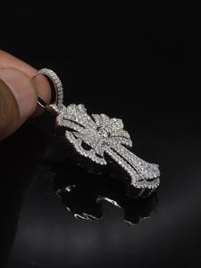 Colgante de Cruz Cristiana con Baño de Rodio y Moissanita, Engaste Pavé, Amuleto Religioso, Joyería Unisex - Product Image 2