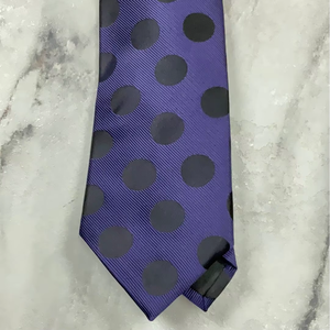 Cravate à pois violet et noir Benon pour homme |   Cravate de créateur de luxe en satin soyeux de qualité supérieure pour occasions formelles, mariages et soirées - Product Image 1