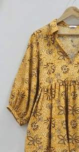 Robe midi formelle à col en V, 100 % coton, imprimée à la main, écologique, respirante, à manches bouffantes, motif floral, coupe trapèze simple et naturelle - Product Image 2