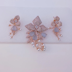Conjunto de Collar y Pendientes de Perlas de Cuarzo CZ RAY FINE ORNATES al Mejor Precio, Certificado IGI, Chapado en Oro, Joyería Nupcial para Novias - Product Image 3