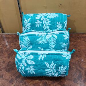 Ensemble de trois trousses à maquillage en tissu coton matelassé, imprimées à motifs, avec fermeture éclair, cadeau pour elle, trousses de toilette et cosmétiques faites à la main - Product Image 4