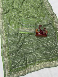 Sari de georgette sintético con hermoso corte de diseñador, adornado con pedrería y espejos, combinado con una prenda de blusa sin coser de georgette sintética. - Product Image 3