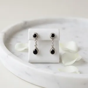Boucles d'oreilles pendantes en argent sterling 925 avec onyx noir pour femmes, bijoux classiques en pierre précieuse noire en forme de goutte d'eau sertie dans un cadre - Product Image 2