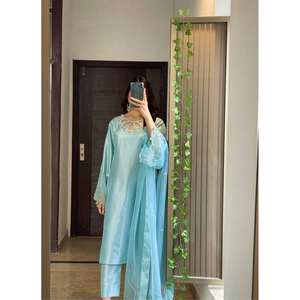 Ensemble de vêtements de soirée pour femmes de créateur Bas supérieur élégant et belle Dupatta - Product Image 2