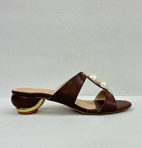 Mules de mujer de cuero marrón con punta cuadrada abierta, correa en T con perlas, tacón de herradura dorado y tacón metálico esférico hueco esculpido - Product Image 6