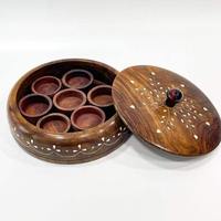 Boîte à épices ronde en bois avec compartiments divisés, couvercle sculpté à motifs floraux pour le rangement en cuisine