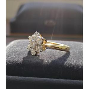 Anillo de Oro Amarillo Macizo con Diamantes de Corte Redondo en Racimo Floral, Engaste de Puntas, Diseño Floral Sencillo de Estrella, Banda Lisa, Hecho a Mano, para Compromiso - Product Image 4