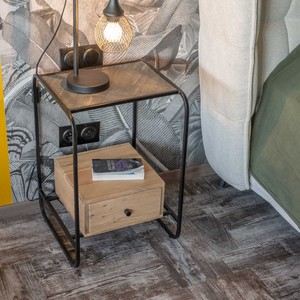 Mesita de noche Vandana Crystal Line en un estilo retro y elegante, hecha de madera de mango - Product Image 3