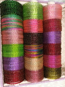 Bracelets en verre goutte de pluie de qualité supérieure, 18 douzaines, avec 16 bracelets en cristal Ghungroo du Cachemire, présentés dans une magnifique boîte, idéaux pour les mariages - Product Image 5