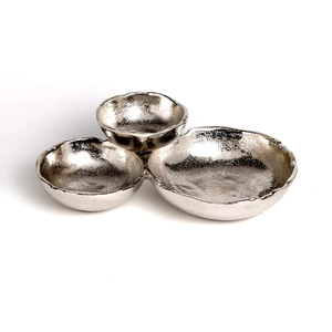 Bol de présentation contemporain en aluminium avec surface sculpturale pour des réceptions de luxe - Product Image 1
