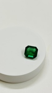 มรกตธรรมชาติ 4.56 กะรัต ทรงสี่เหลี่ยมเจียระไนแบบ Emerald Cut รับรองโดย IGI แหล่งกำเนิดจากแซมเบีย คุณภาพระดับ AAA+ จาก Sadiya International สีสวยใส - Product Image 2