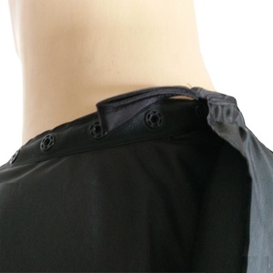 Capes de coiffure personnalisées confortables en polyester avec col en silicone pour la coupe de cheveux - Product Image 5