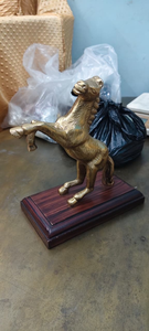 Escultura Decorativa de Caballo Corriendo Dorado, Figura Decorativa para Mesa, Hogar, Oficina, Sala de Estar y Decoración de Interiores de Lujo - Product Image 1