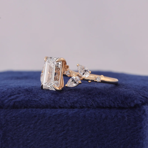 Bague de fiançailles pour femme en or rose avec diamant taille émeraude et pierres latérales en forme de poire, style romantique - Product Image 4