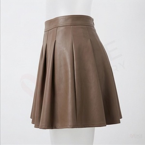 Minifalda plisada de piel sintética de cintura alta para mujer, falda corta de línea A en color marrón sólido - Product Image 3