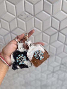 Nouveau porte-clés en cuir de vachette 2026, forme rectangulaire, design unique, décoré de conchos western et de pierres turquoise, accessoire unisexe - Product Image 2