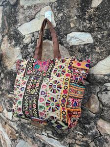 Bolso de Hombro Banjara Vintage Hecho a Mano – Bolso Boho Tribal Indio Tradicional con Espejos, Borlas y Bordados Ricos - Product Image 4