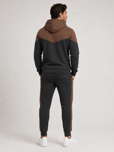 Chándal moderno para hombre diseñado con materiales de primera calidad que ofrece una sensación ligera y un rendimiento confiable para el día a día. - Product Image 2