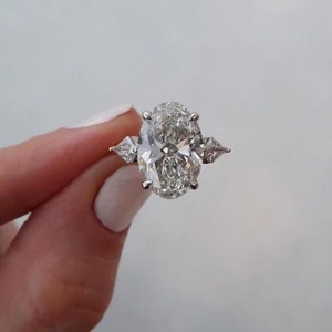 Anillo de compromiso de moissanita de 5 quilates con corte ovalado y piedras laterales en forma de cometa, anillo de boda ovalado de tres piedras, solitario de oro, regalo de aniversario - Product Image 5