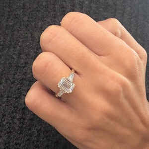 Anillo de Tres Piedras con Diamante Cultivado en Laboratorio, Corte Esmeralda, Certificado IGI, 2.20 Quilates, Piedras Laterales en Baguette Cónicas, Oro Amarillo de 14K - Product Image 4