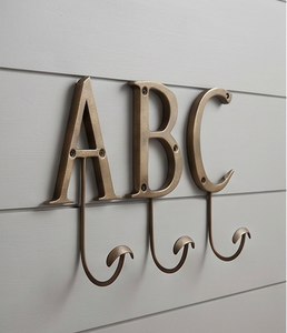 Ganchos de pared de metal estilo vintage con letras A B C, resistentes al óxido, para organizar la ropa y para decoración. - Product Image 1