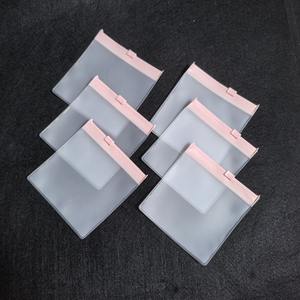 Bolsa de Plástico PE Reciclable Mate Esmerilado con Válvula para Ropa y Prendas Personalizadas, con Logotipo Serigrafiado - Product Image 1