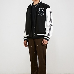 Veste universitaire en laine personnalisée pour homme avec col montant, broderies et écussons noirs et rouges, design frontal - Product Image 4