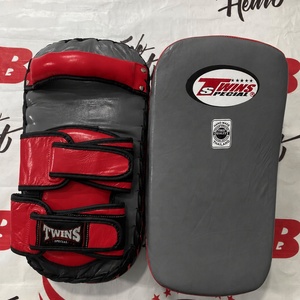 Twins New Muay Thai - Objetivo de Boxeo de Piel de Vacuno Roja Plateada para Entrenamiento de Muay Thai, Duradero, Hecho a Mano, para Adultos - Product Image 2