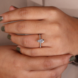 Bague de fiançailles solitaire en moissanite taille poire avec sertissage à griffes, bande pavée en or jaune, bijou de promesse minimaliste pour mariée - Product Image 4