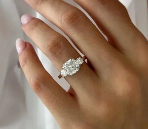 Bague de fiançailles de luxe en diamant taille brillant, avec coussin carré premium et pierres latérales étincelantes, bijoux fins pour mariée - Product Image 1