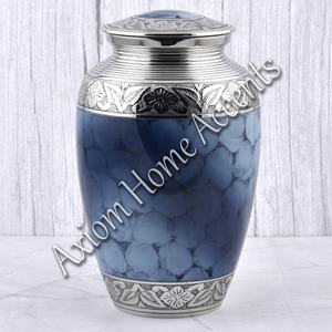 Urna de cremación de latón atemporal con detalles intrincados Cierre seguro para cenizas Diseño elegante de Axiom Home Accents - Product Image 6