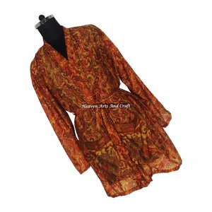 KS011 Kimono court en soie vintage pour femme, style bohème, ample, imprimé floral coloré, idéal pour la plage et les vacances - Product Image 1