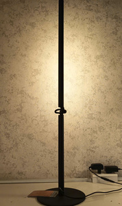 โคมไฟตั้งโต๊ะ LED 10W แบบโลหะทันสมัยพร้อมตัวหรี่ไฟแบบกดและหมุนได้ 330 องศา - Product Image 2