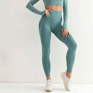 Leggings de sport pour femmes, sans couture, en satin AND1, respirants, taille haute, moulants, avec un design uni et une grande élasticité - Product Image 4