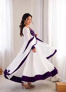 ชุดเดรส Anarkali ผ้าไหมแฟนดี้ งานปักลายฉลุและประดับเลื่อม พร้อมกางเกงและผ้าคลุมไหล่ ชุดสำเร็จรูปพร้อมสวมใส่ - Product Image 5