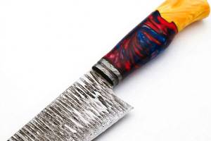 Outil utilitaire extérieur personnalisé en acier Damas forgé à la main avec manche empilé en résine multicolore - Product Image 2