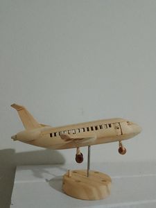 Centro de mesa decorativo con diseño de avión antiguo de madera, diseñado para decoración de hogar, oficina y mesa de estilo vintage. - Product Image 4