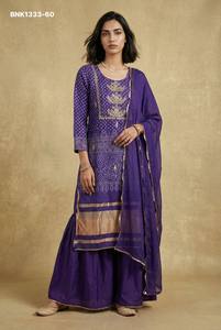 Conjunto de Sharara-Kurti-Dupatta Morado con Estampado Estilo Bandhani y Bordado Dorado para Uso Ocasional, Venta al Por Mayor - Product Image 2