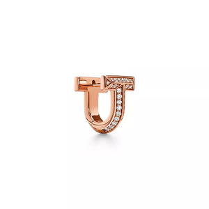 Pendientes Huggie con Forma de T Geométrica y Diamantes Redondos Cultivados en Laboratorio - Product Image 3