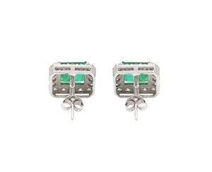Boucles d'oreilles clous en or blanc massif 18 carats avec émeraude naturelle taille émeraude et halo de diamants, bijoux fins, Memoria Jewels - Product Image 3