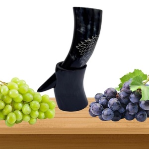 Chope à bière en corne de Viking avec support, motif loup gravé à la main, vaisselle traditionnelle - Product Image 1