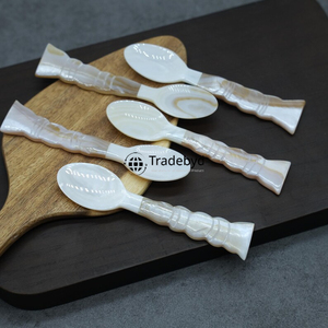 Cuillère élégante en nacre incrustée, cuillère de table de luxe par Tradebyd - Product Image 1