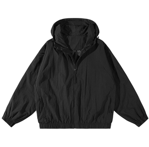 Blouson coupe-vent léger noir pour homme, décontracté, respirant, séchage rapide, avec logo frontal, fermeture éclair, en polyester - Product Image 1