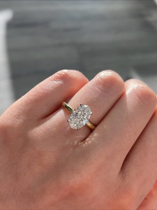 Anillo de Compromiso con Diamante Ovalado de 2.5 Quilates Cultivado en Laboratorio, Anillo de Dos Tonos con Certificado IGI - Product Image 1