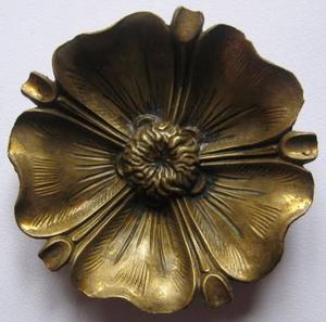 Assiette décorative en métal en forme de fleur, faite à la main, gravée, motif végétal de style chinois traditionnel - Product Image 1